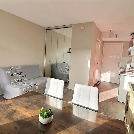 Annonce Professionnelle. Proche Et Commerces, 2 Personnes